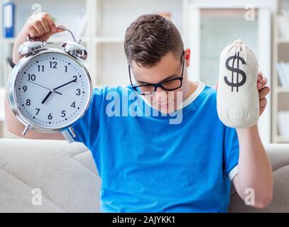 Le jeune étudiant de la préparation pour les examens d'étudier à la maison sur un canapé Banque D'Images