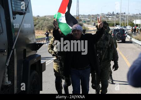 6 janvier 2020 : Qalqilya, Cisjordanie, Palestine. 06 janvier 2020. Des soldats israéliens en conflit avec les manifestants palestiniens lors d'une marche anniversaire du Fatah et une manifestation près des villages de l'INAB Ilyas et Izbat Al-Tabib, sur l'est de Qalqilya. Les villages de Izbat al-Tabib et de Nabi Elyas appartiennent au gouvernorat de Qalqilya et de se coucher sur la partie palestinienne de l'est du mur de séparation. Le bâtiment voisin de la colonie israélienne Alfei Menashe ensemble avec la construction de la barrière israélienne ont donné lieu à une confiscation des terres des villages, dont l'économie a été principalement ba Banque D'Images