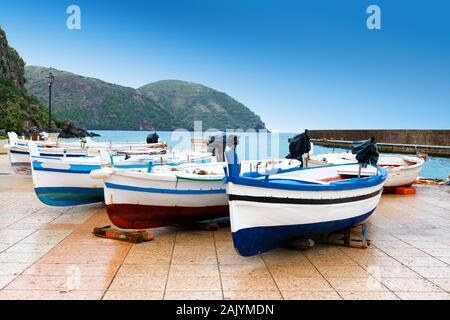 Couleur typique des bateaux de pêcheur sur l'île de Marina Corta Lipari Îles Éoliennes, Italie Banque D'Images
