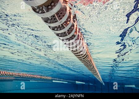 Piscine olympique sous l'arrière-plan. Banque D'Images