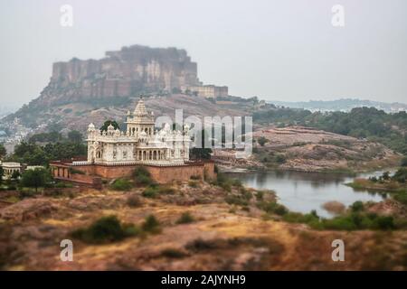 Tilt Shift lens - Jaswant Thada est un cénotaphe situé à Jodhpur, dans l'état indien du Rajasthan. Fort de Jaisalmer est situé dans la ville de Jaisalme Banque D'Images