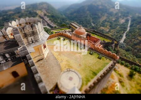 Tilt Shift lens - Kumbhalgarh Mewar est une forteresse sur le choix de l'ouest, collines Aravalli dans le district Rajsamand du Rajasthan Udaipur près de l'état, je Banque D'Images