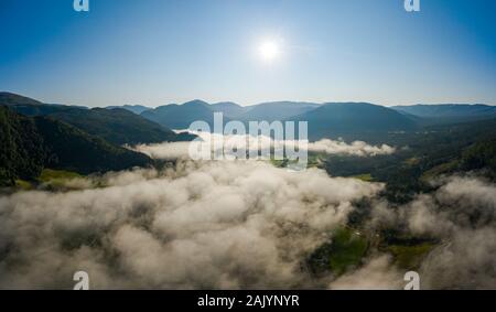 La belle nature de l'antenne en Norvège pour les nuages. Banque D'Images