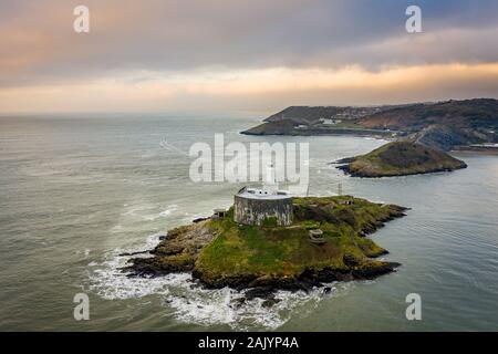 Vue aérienne d'une île avec le phare sur Mumbles Head à Swansea Bay Banque D'Images