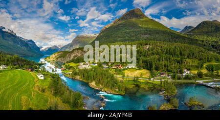 Panorama magnifique nature Norvège paysage naturel. lovatnet Lodal lake valley. Banque D'Images