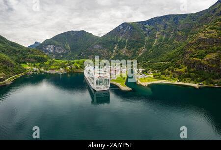 Ville d'Aurlandsfjord Flam, à l'aube. Belle Nature Norvège paysage naturel. Banque D'Images