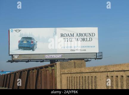 PRINCETON, NJ - le 26 décembre 2019 : un panneau publicitaire de la marque Mini voitures actuellement détenues par l'entreprise automobile allemand BMW. Banque D'Images