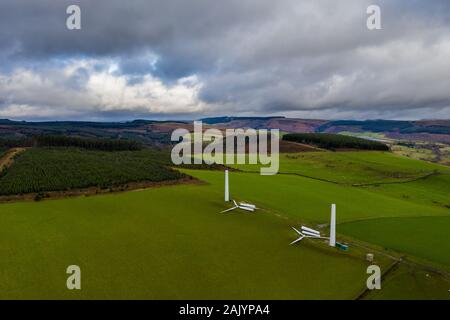 Vue aérienne d'une éolienne étant construite de pièces en Rhonnda, Galles, Royaume-Uni Banque D'Images