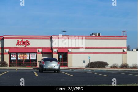 PRINCETON, NJ - le 26 décembre 2019:Arby's restaurant avec ciel bleu en arrière-plan dans le New Jersey, USA. Arby's est un service rapide de sable de fast-food Banque D'Images