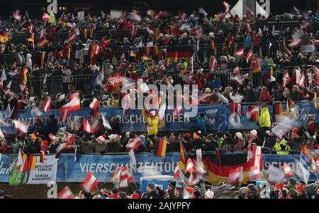 Bischofshofen, Autriche. 08Th Jan, 2020. Ski nordique/saut à ski : Coupe du monde, tournoi de quatre collines, Big Hill, hommes, 1ère course. Fans à la redoute. Crédit : Daniel Karmann/dpa/Alamy Live News Banque D'Images