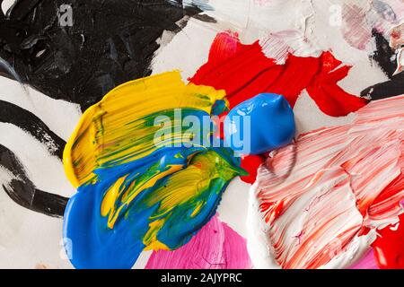 Close up de couleurs d'une palette de l'artiste. L'image colorée d'un studio d'artiste ou d'une école d'éducation créative montrant. Banque D'Images