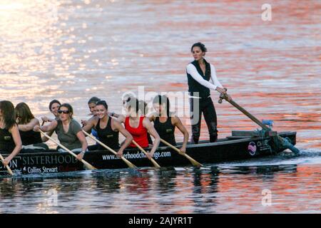 Kate Middleton, avant qu'elle était duchesse de Cambridge, de la formation à bord d'un bateau dragon, à Londres, UK 2007. Kate a fait son apparition dans le désormais tristement célèbre bateau en 2007 après une brève split de William comme le Sisterhood préparé pour une course cross-canal dans le chinois traditionnel bateau contre tous les garçons de la Confrérie de l'équipage Banque D'Images