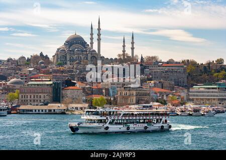 Vue sur le Bosphore à partir de l'Asie à côté de l'Europe, au quartier de Sultanahmet ou corne d'or et la Mosquée de Suleymaniye, Istanbul, Turquie. Banque D'Images