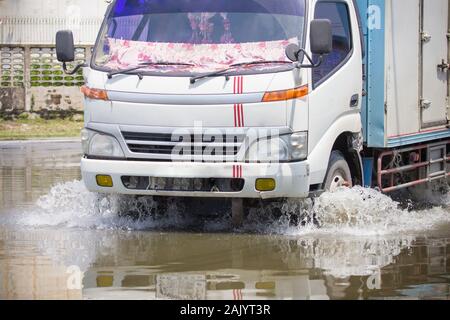 Splash par un camion en passant à travers l'eau d'inondation Banque D'Images