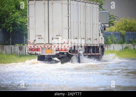 Splash par un camion en passant à travers l'eau d'inondation Banque D'Images