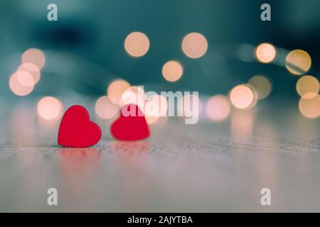 Stock photo d'un petit coeur en bois rouge avec un fond bleu et sans organisation light bulbs Banque D'Images