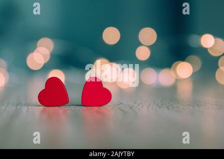 Stock photo d'un petit coeur en bois rouge avec un fond bleu et sans organisation light bulbs Banque D'Images