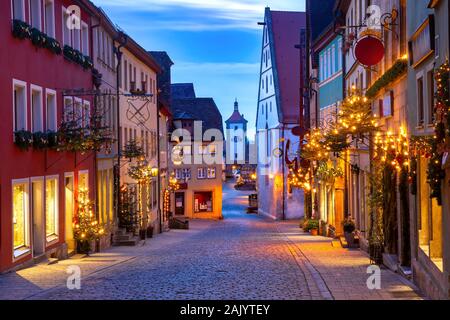 Décoré et illuminé, rue Noël avec porte et tour en Plonlein Vieille Ville médiévale de Rothenburg ob der Tauber, Bavière, Allemagne du sud Banque D'Images