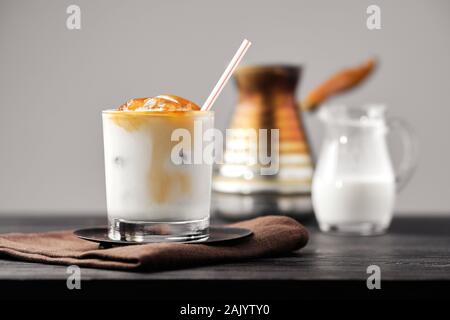 Latte glacé avec des cubes congelés et de crème de café Banque D'Images