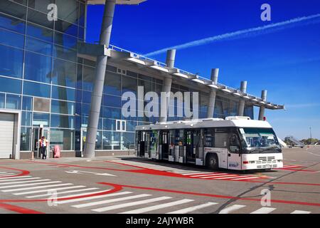 Kiev, Ukraine - le 30 août 2019 : Bus et bâtiment de l'aéroport. Igor Sikorsky Kiev Zhuliany International Airport est l'un des deux aéroports de t Banque D'Images