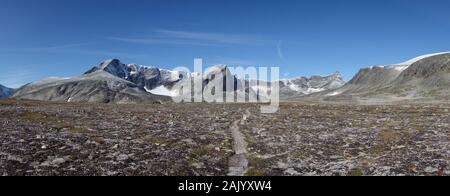 Paysage de montagne avec un petit sentier près du Mont Snoehetta en Norvège Banque D'Images