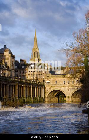 Soleil du matin dans la ville de Bath, en Angleterre, à l'égard Pultney Bridge avec St Michael's Church dans l'arrière-plan. Banque D'Images