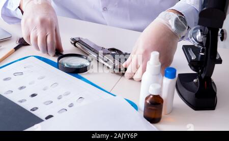 La criminologue chemist looking at police preuve du crime Banque D'Images