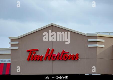 Calgary (Alberta). Canada Jan 4 2020. Un chant d'une Tim Hortons Inc. qui est une chaîne de restaurants fast food, spécialisé dans le café et beignes items.pe Banque D'Images