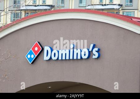 Calgary (Alberta). Canada Jan 4 2020. Un gros plan d'un panneau Dominos Pizza store. Les aliments à base de végétaux Domino's Pizza se joindra à la manie. Titre Banque D'Images