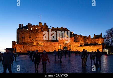 Le Château d'édimbourg courts au crépuscule en hiver, Ecosse, Royaume-Uni Banque D'Images