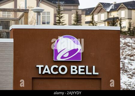 Calgary (Alberta). Canada Jan 4 2020. Un signe d'un Taco Bell un restaurants servent une variété d'aliments qui ont inspiré mexicain : tacos, burritos, quesa Banque D'Images