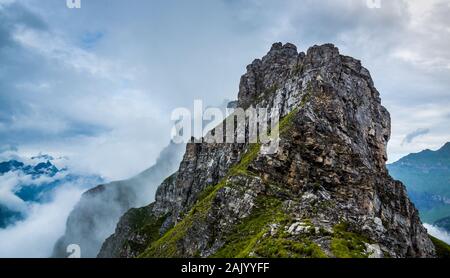 Montagne un jour de pluie en été avec les nuages et le brouillard Banque D'Images