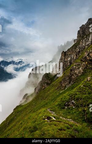 Montagne un jour de pluie en été avec les nuages et le brouillard Banque D'Images