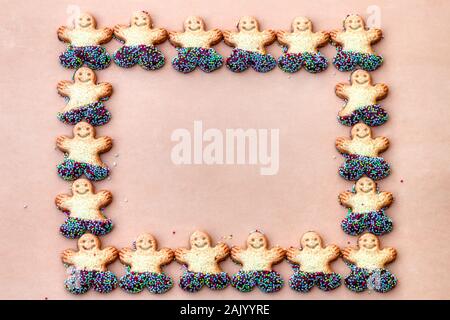Symbole de Joyeux Noël et Bonne Année : Set of gingerbread man. Sweet holiday cookies isolé sur brown Banque D'Images