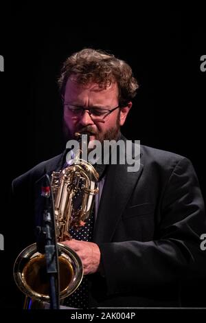 Mick Foster joue le saxophone baryton avec Alan Barnes, onze Jazz Festival 2019 Scarborough Banque D'Images