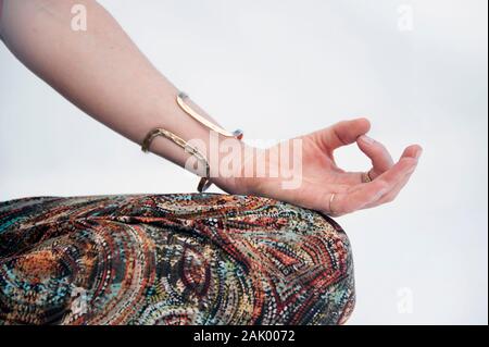 Une élégante main de femme dans la méditation mudra. Banque D'Images