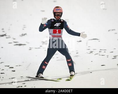 Bischofshofen, Autriche. 08Th Jan, 2020. Ski nordique/saut à ski : Coupe du monde, tournoi de quatre collines, Big Hill, hommes, 1ère course. Stefan ski Kraft à partir de l'Autriche, des terres. Crédit : Daniel Karmann/dpa/Alamy Live News Banque D'Images