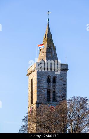 Un drapeau sur la tour de St Salvators Chapelle à St Andrews, Fife, Scotland UK Banque D'Images