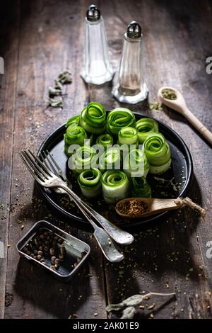 Salade de concombre.alimentation saine.snack croustillant.anciennes cartes.Petit déjeuner faible en gras Banque D'Images