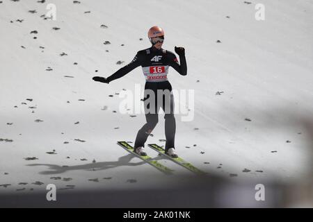 Bischofshofen, Autriche. 08Th Jan, 2020. Ski nordique/saut à ski : Coupe du monde, tournoi de quatre collines, Big Hill, hommes, 1ère course. Karl Geiger, cavalier de ski de l'Allemagne, des terres. Crédit : Daniel Karmann/dpa/Alamy Live News Banque D'Images