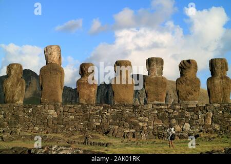 Female traveler photographier l'arrière de gigantesques statues Moai de l'ahu Tongariki plate-forme de cérémonie sur l'île de Pâques, Chili Banque D'Images