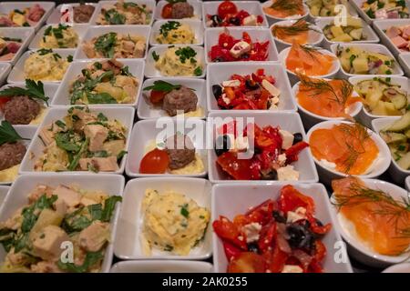 Différents plats dans des bols à choisir au buffet Banque D'Images