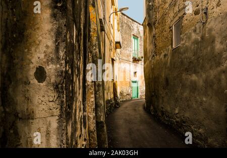 La ruelle en Procida Corricella / m'ont inspiré. J'ai vraiment aimé les vieilles maisons, l'étroitesse et de la très belle lumière. Banque D'Images