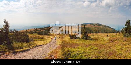 Route dans les montagnes - randonneurs marchant sur le chemin sur la crête de montagne Vysoka Hole, zone protégée de paysage Jeseniky, République Tchèque Banque D'Images