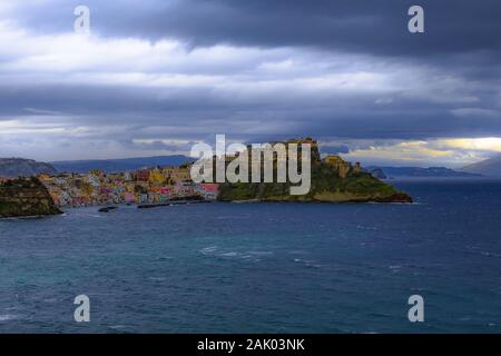 La petite île de Procida magique en hiver. Le voir se traduit par le village de pêcheurs de Corricella et le quartier historique de Terra Murata. Banque D'Images