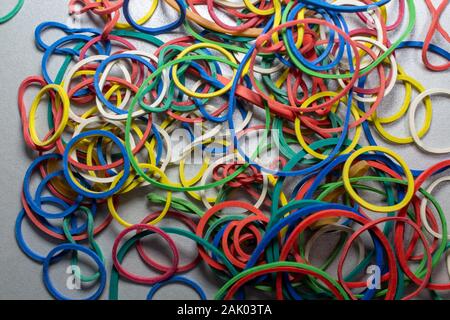 Les bandes en caoutchouc de couleur sur une table Banque D'Images