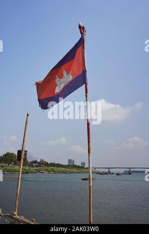 Un drapeau cambodgien sur le Mékong au Cambodge Banque D'Images