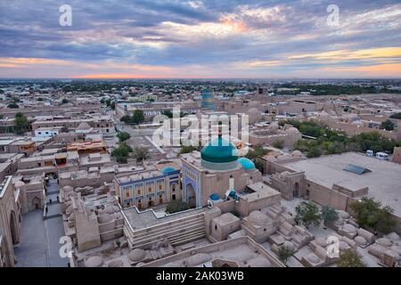 Vue aérienne de minaret de la madrassa Islam-Khodja sur Itchan-Kala après le coucher du soleil, Khiva, Ouzbékistan, l'Asie centrale Banque D'Images