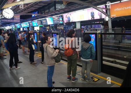 Les personnes qui attendent sur la plate-forme de la station Siam BTS. Le système de transport en commun de Bangkok, communément appelé BTS ou Skytrain. Banque D'Images