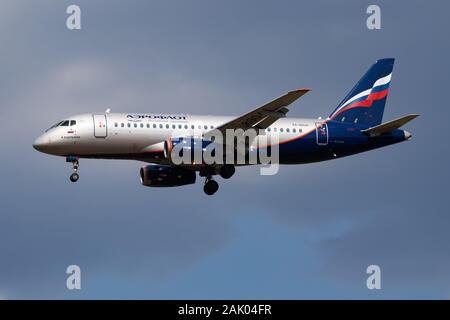 Budapest / Hongrie - le 20 août 2018 : Aeroflot Sukhoi Superjet SSJ RA-89041 avion du passager l'arrivée et l'atterrissage à l'Aéroport de Budapest Banque D'Images